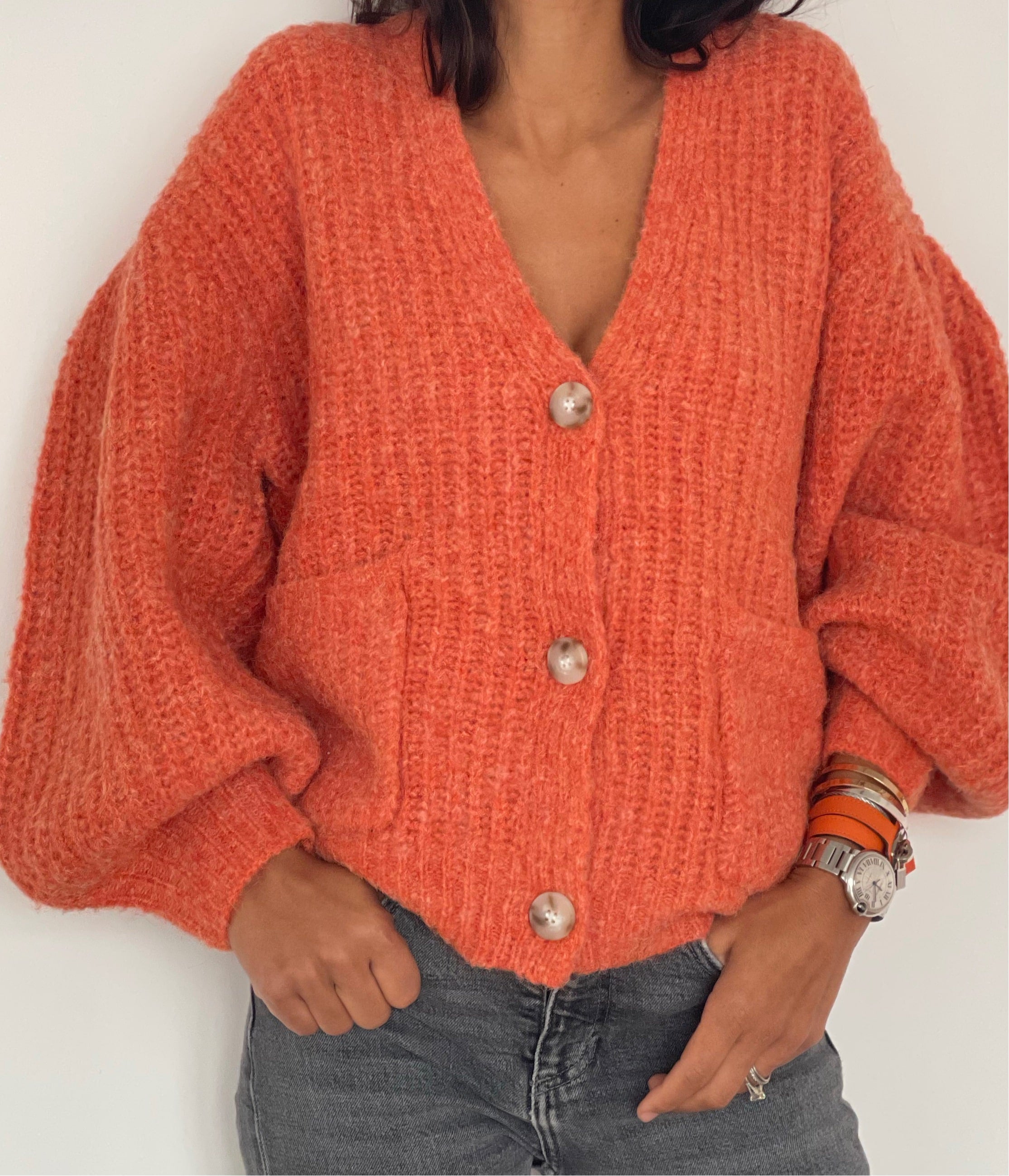 Gilet tricoté orange lumineux avec boutons