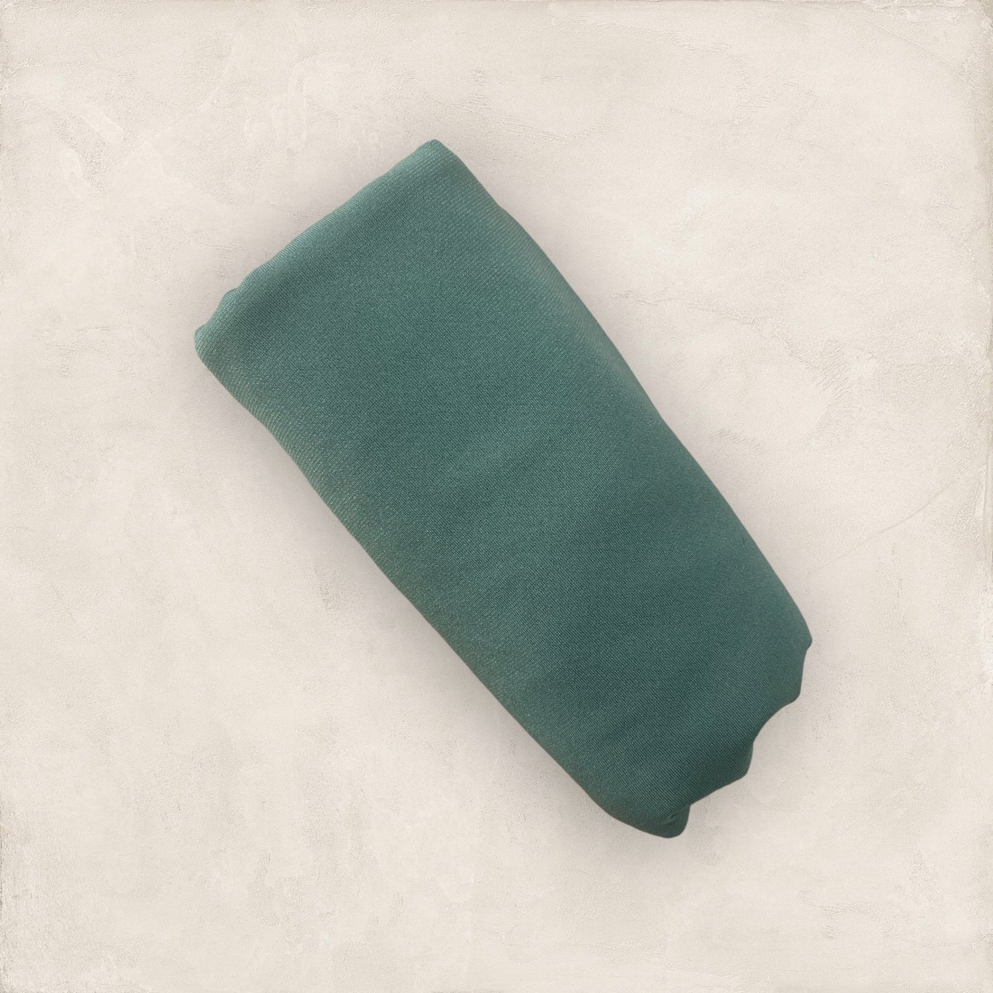 Hijab femme en jersey vert, riche en couleur et confort de Kata Paris