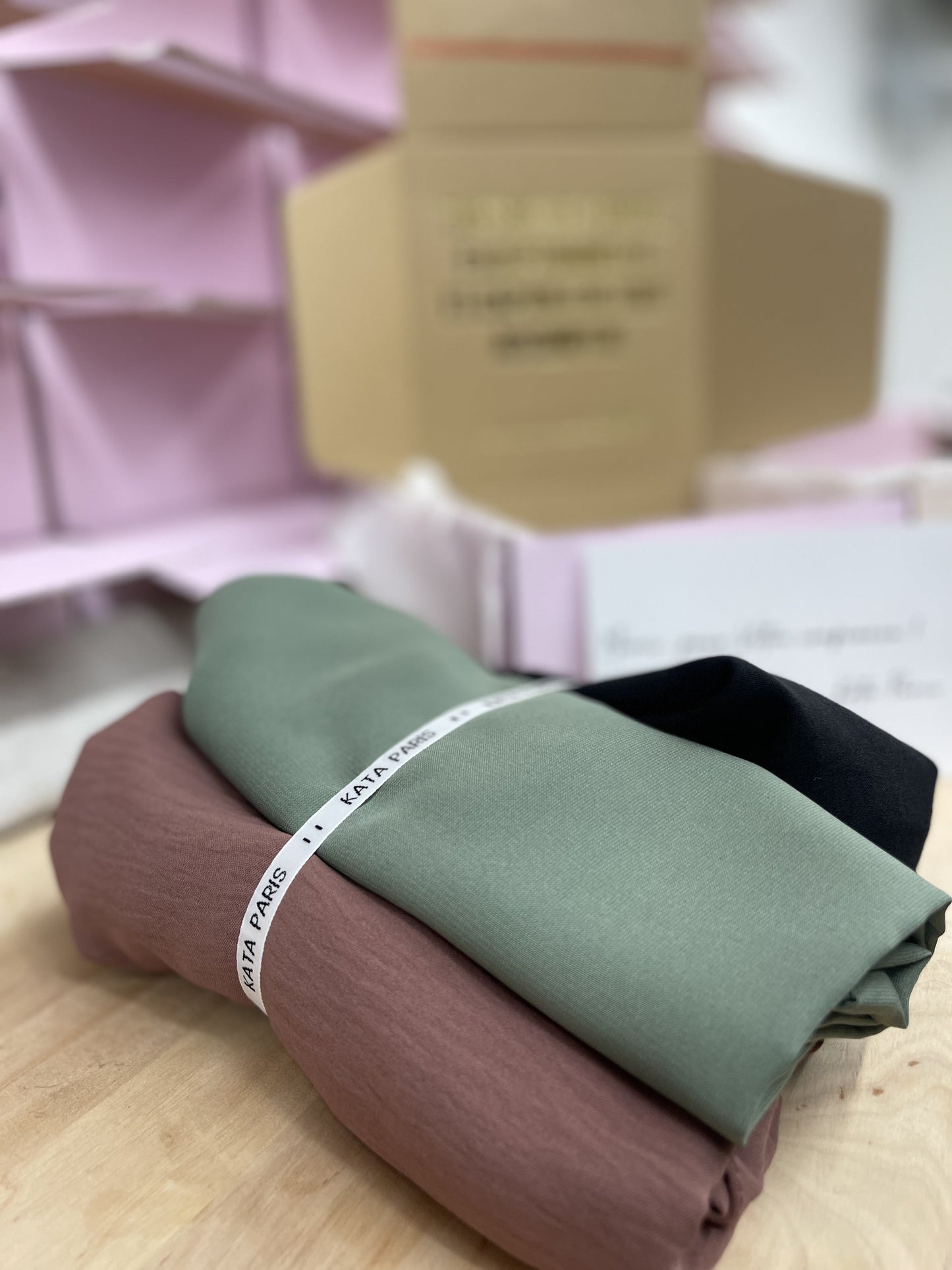 Gros plan sur les hijabs en jersey rose, vert et noir de Kata Paris