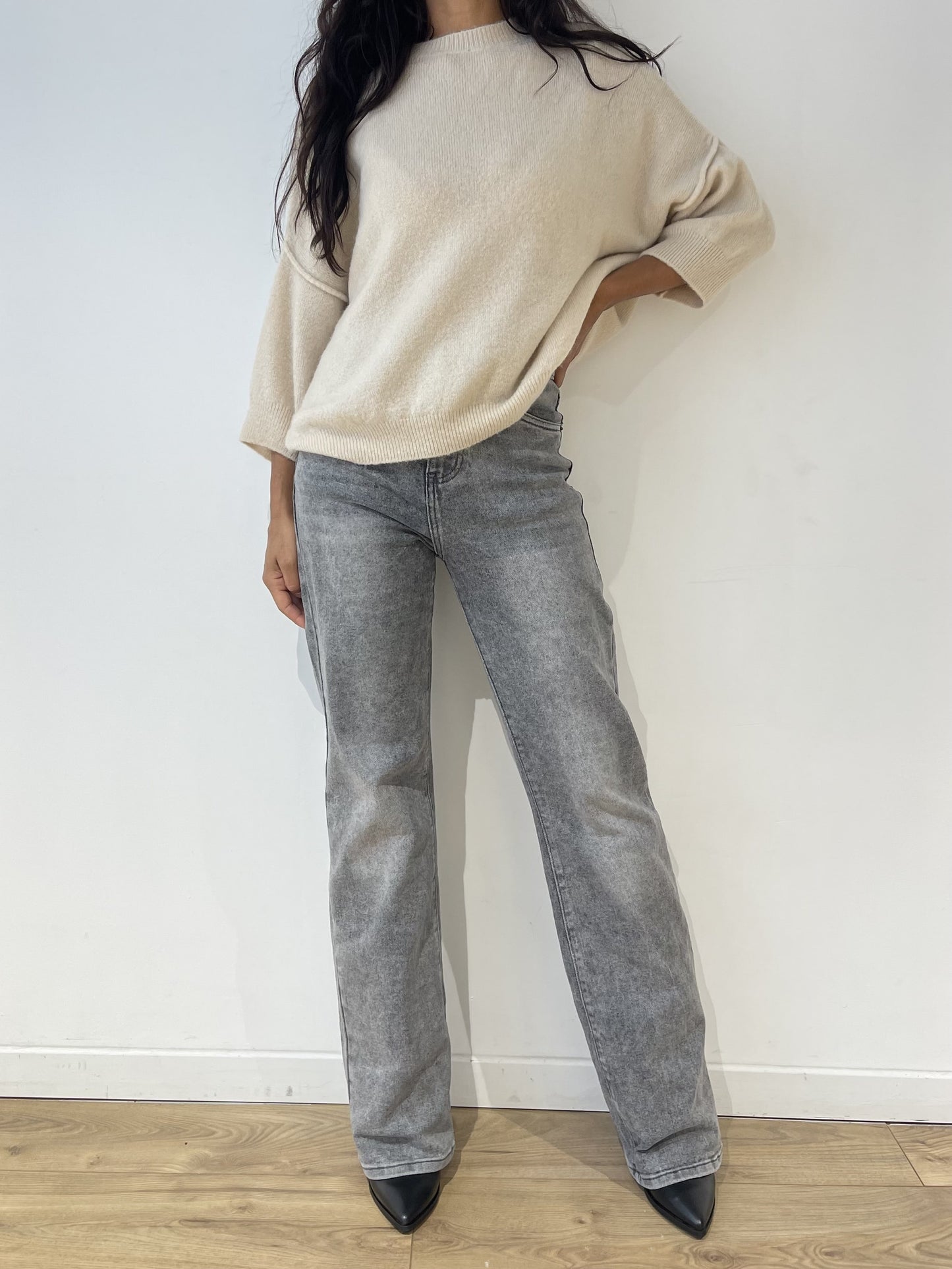 Jean gris coupe droite pour femme, taille haute et coupe décontractée, style intemporel.