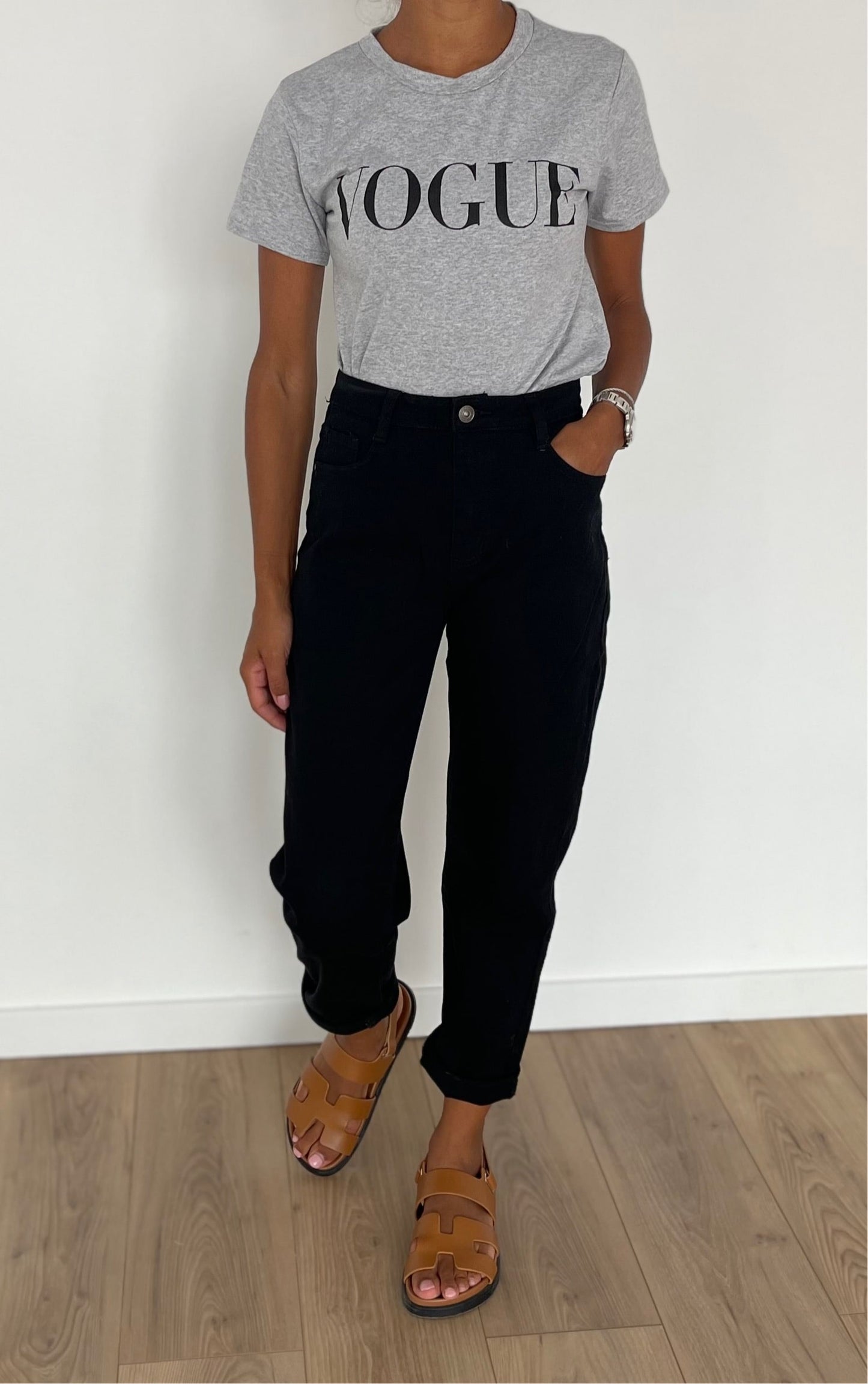 Style quotidien avec jean mom noir et t-shirt imprimé