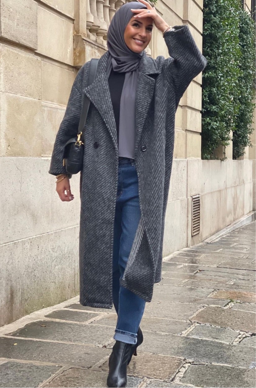 Tenue chic en jean mom avec manteau long et hijab assorti