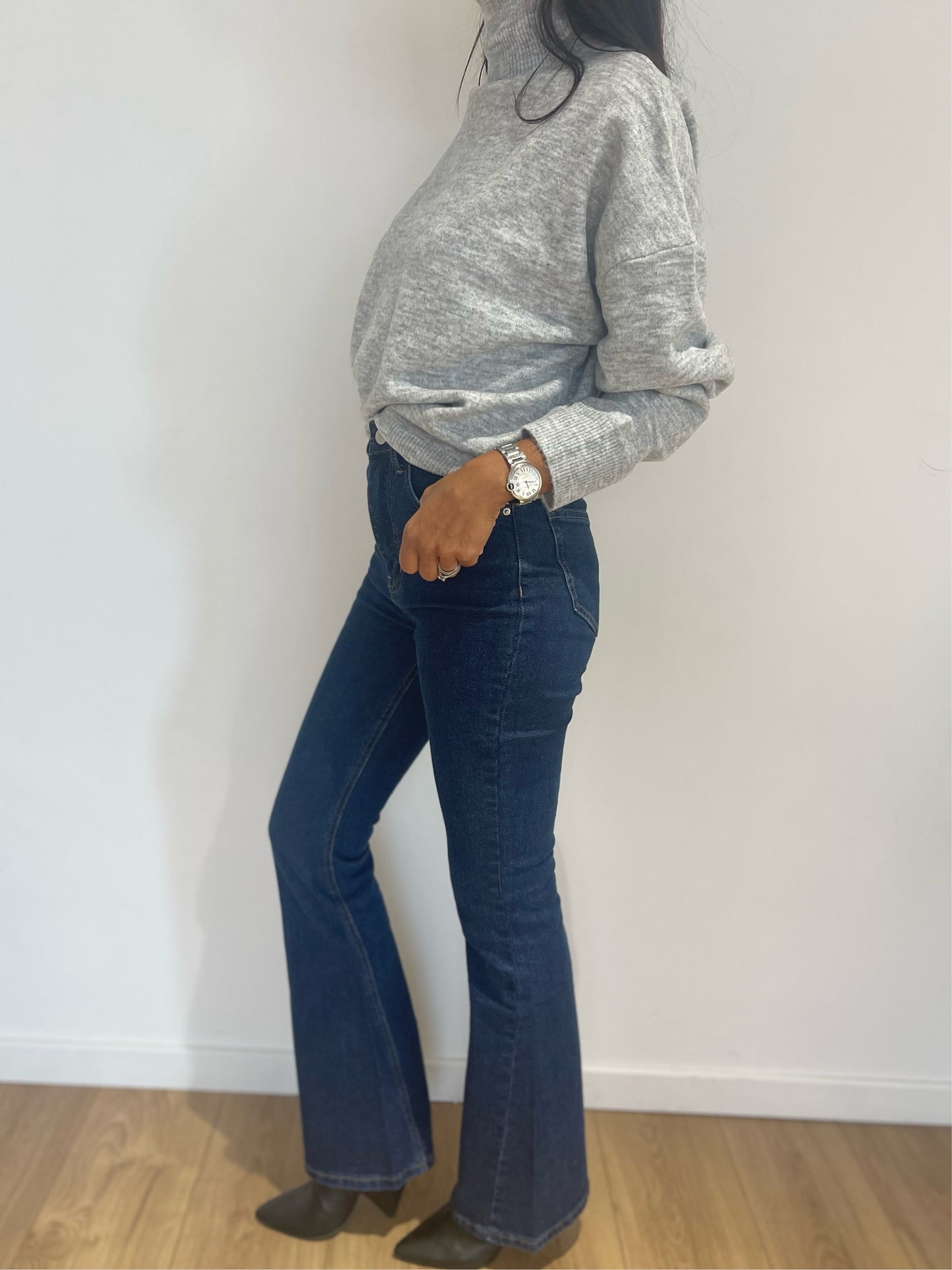 Vue latérale de jeans évasés bleu - Élégance décontractée