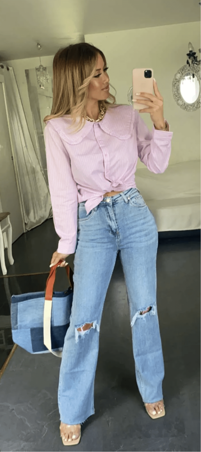 Mode femme jean évasé cinq poches délavé avec déchirures