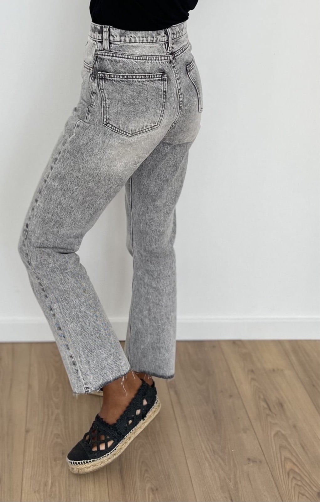 Vue arrière des jeans noirs délavés pour une silhouette élancée