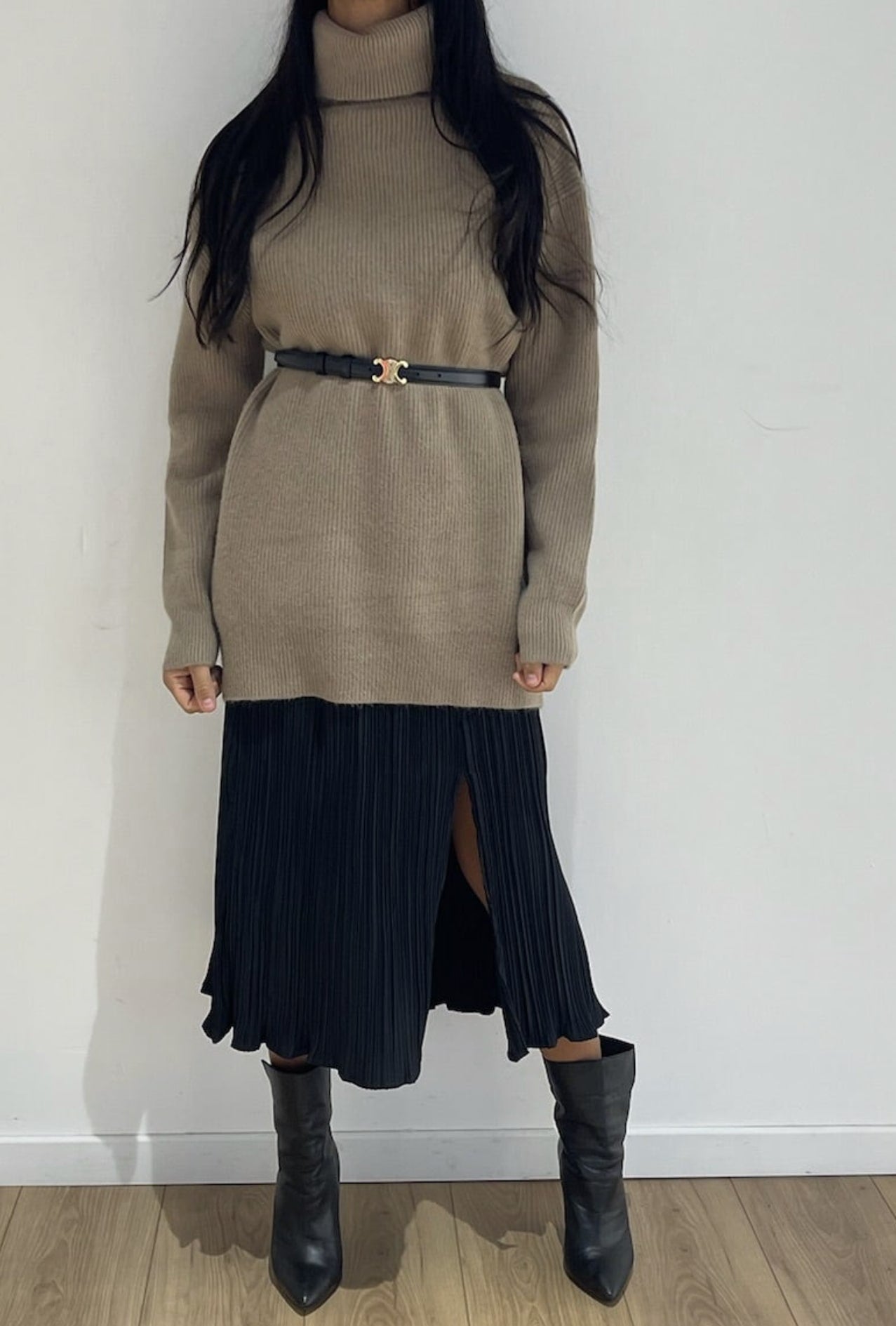 Silhouette élancée avec jupe plissée midi taupe et ceinture tendance