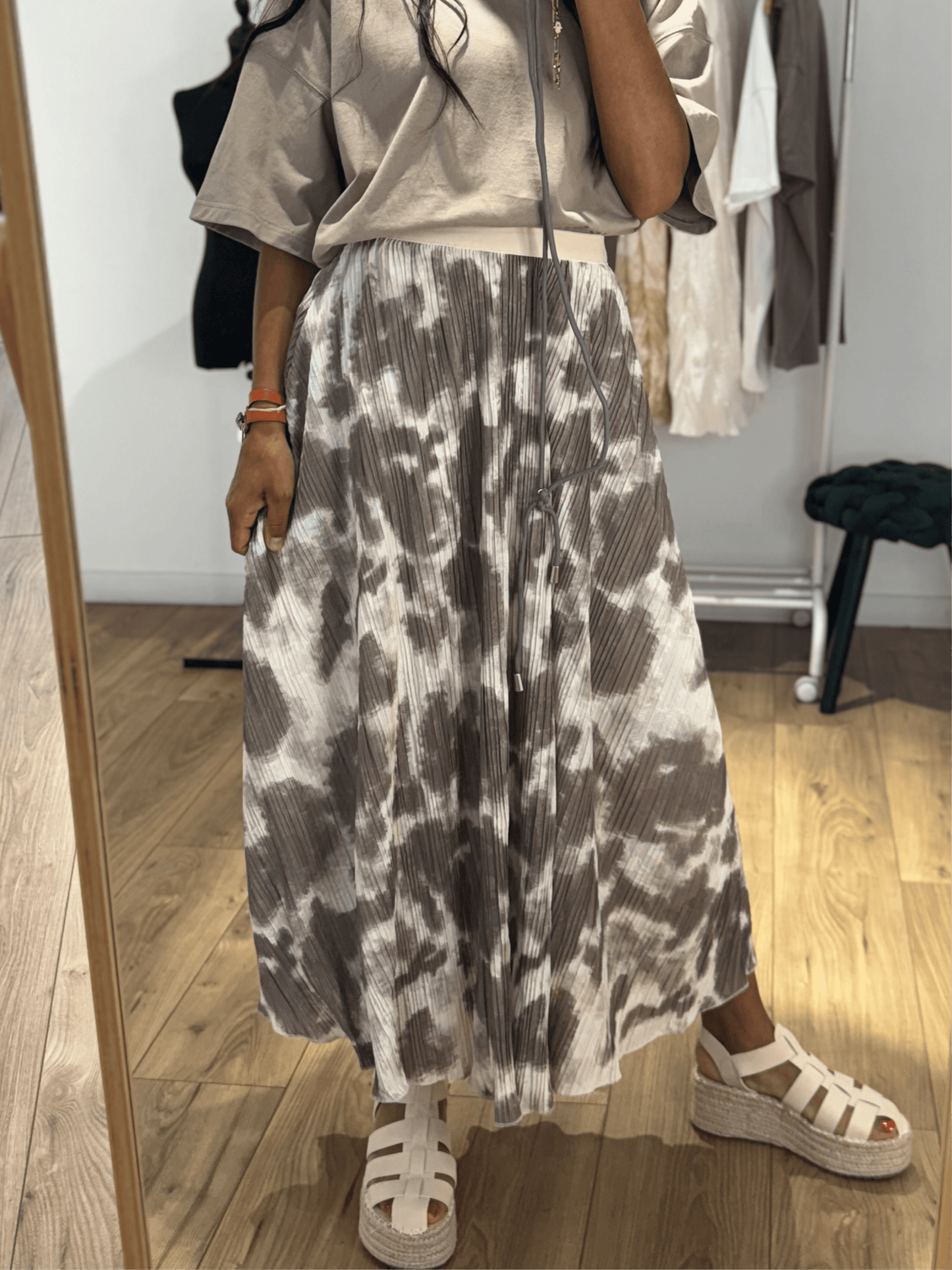 Jupe longue plissée tie & dye en taupe vue de profil.