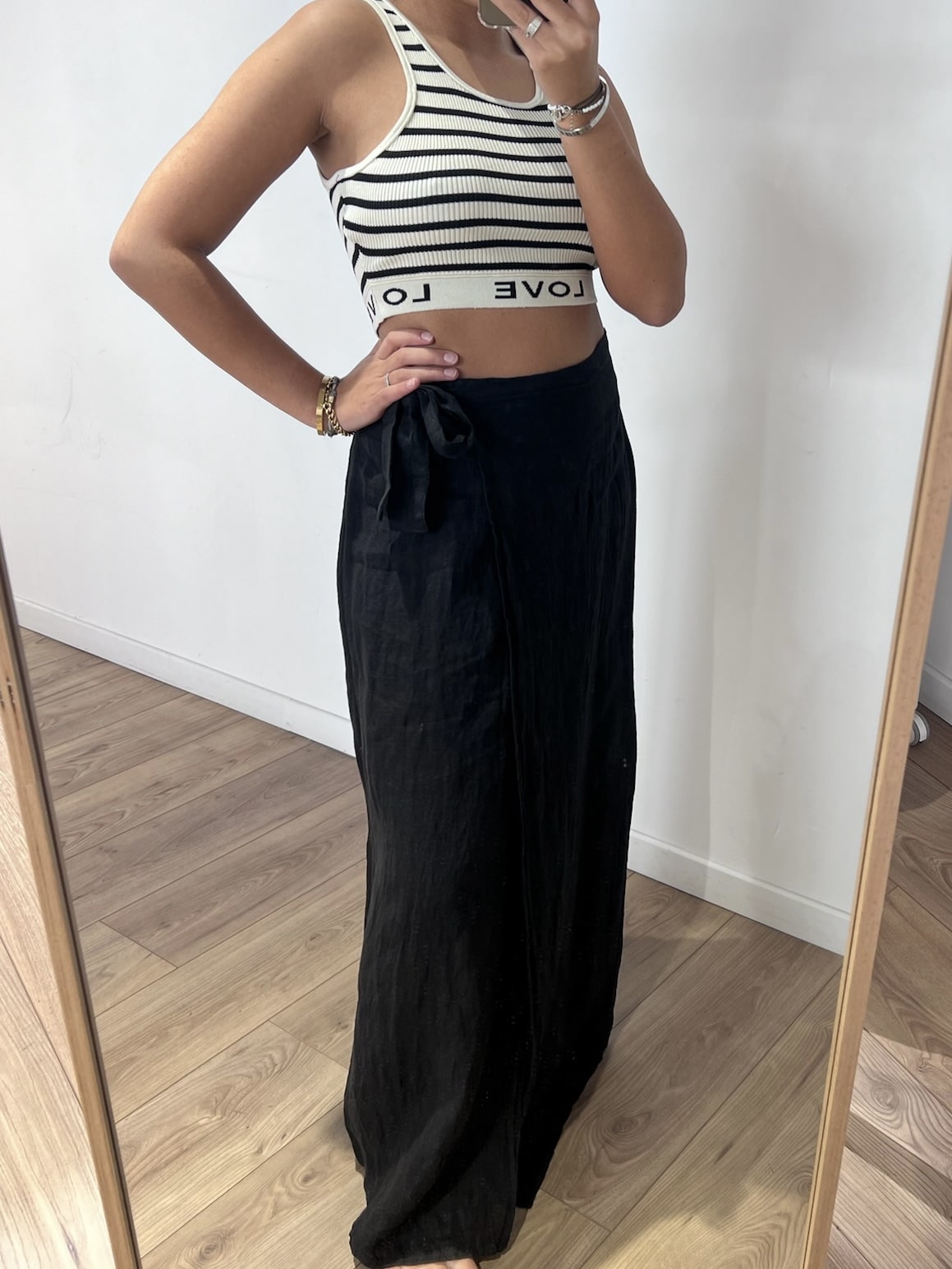 Jupe portefeuille longue en lin noire pour femme, vue de côté.