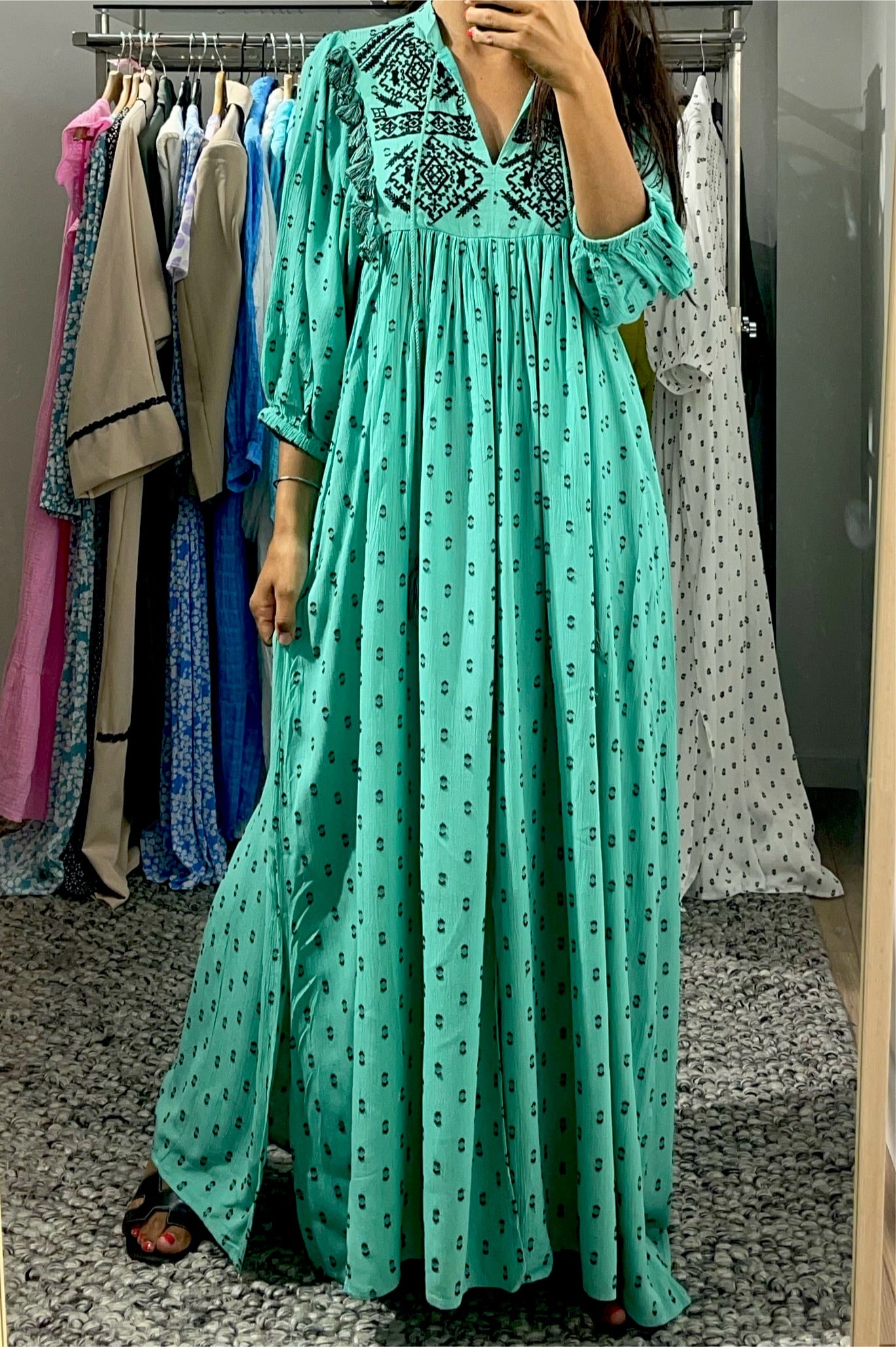Robe vert menthe à motifs avec coupe bohème fluide pour toutes occasions