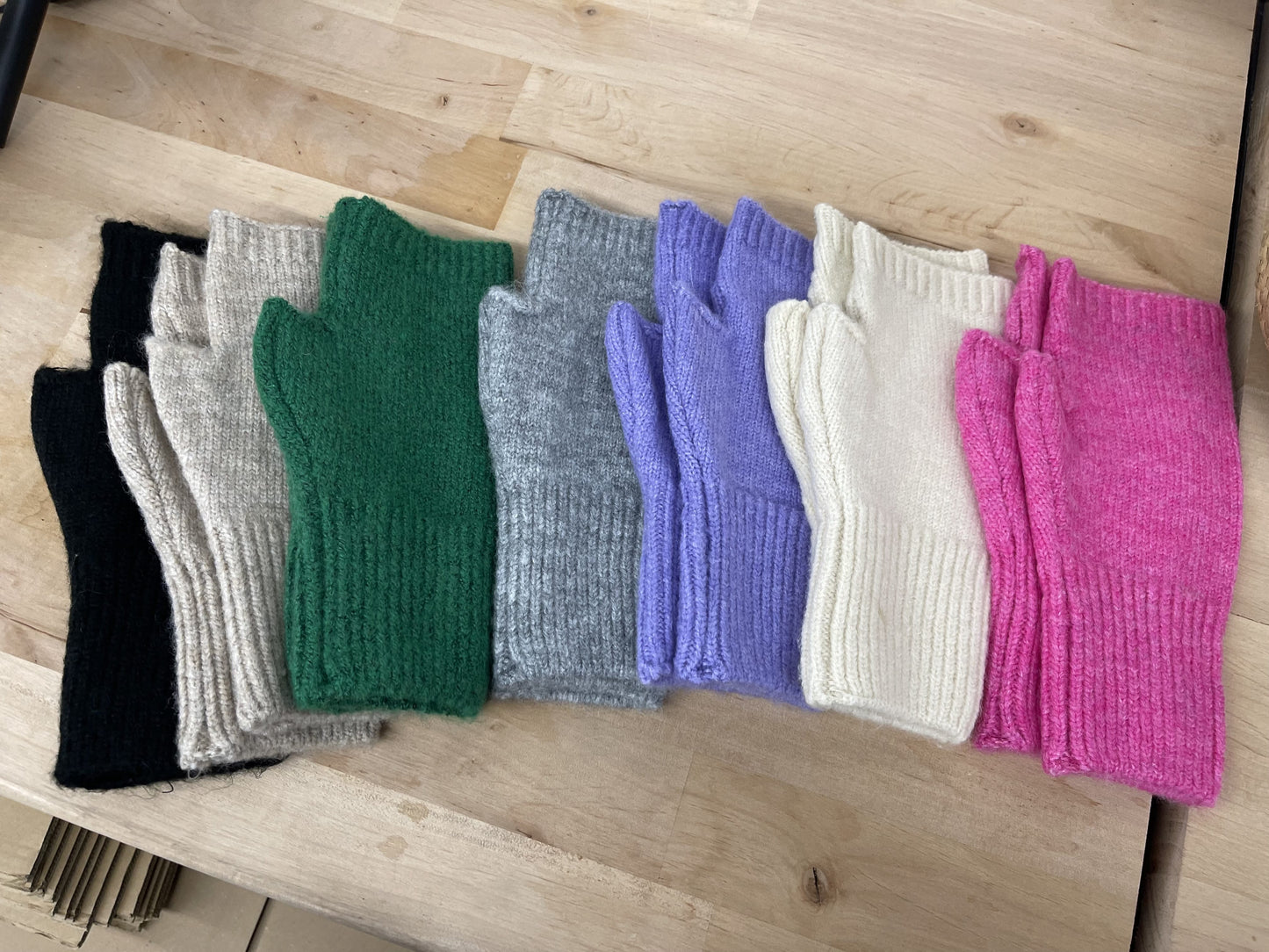Mitaines pour femme en six coloris variés pour l'hiver