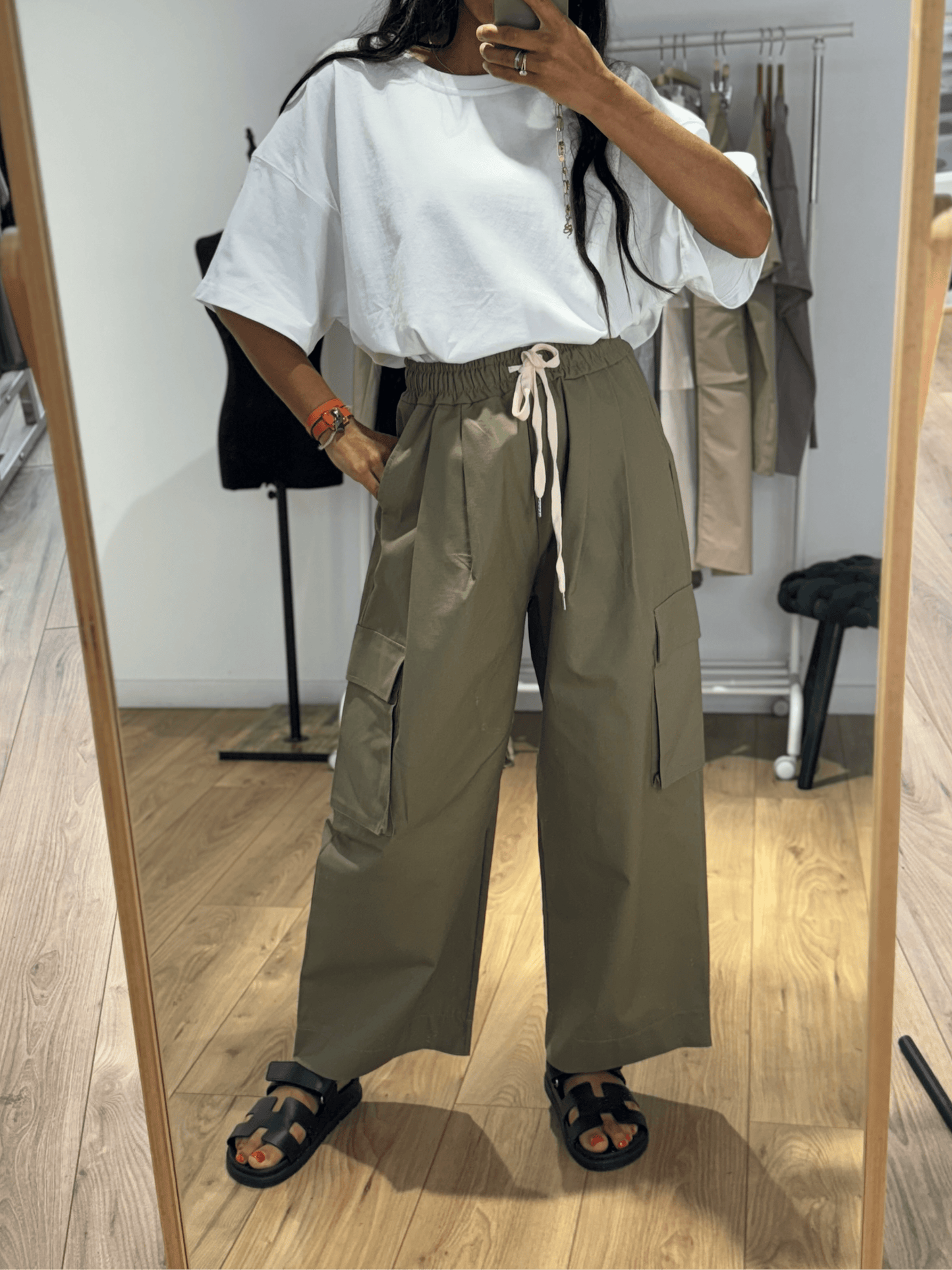 Vue complète de face du pantalon cargo femme en kaki, porté avec des sandales noires.