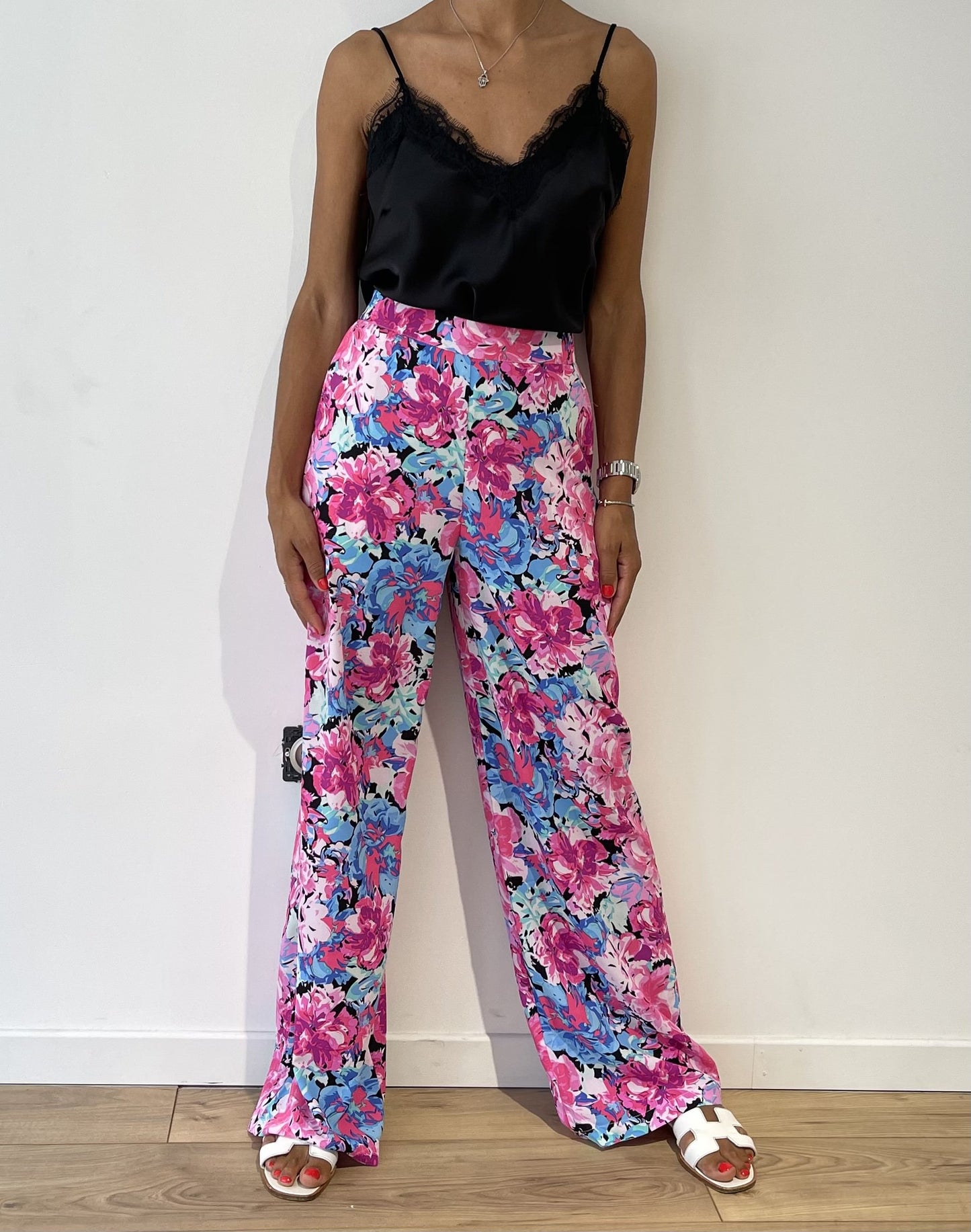 Ensemble floral chic pour femme avec haut noir élégant