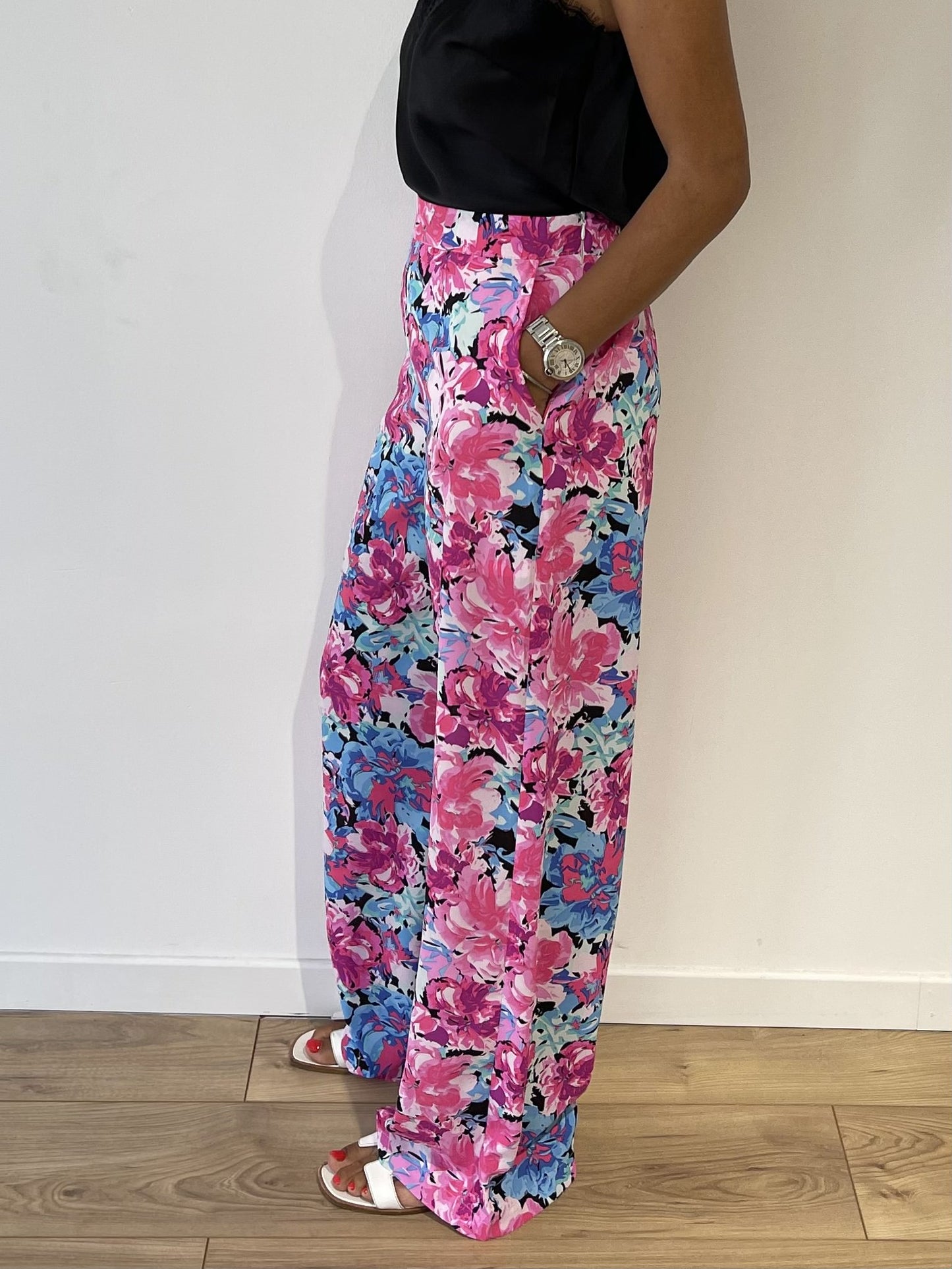 Look estival décontracté avec ensemble floral