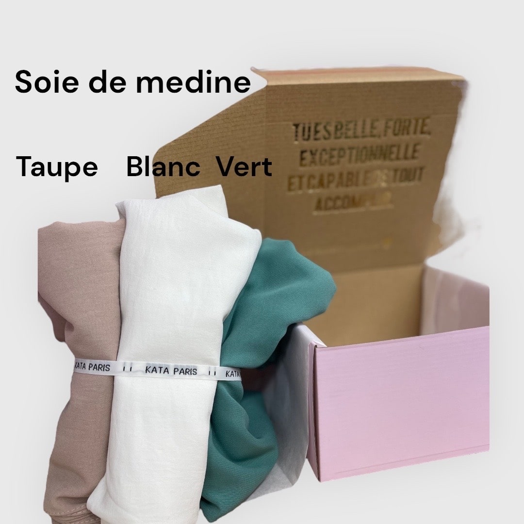 Zoom sur des hijabs jersey rose, vert et noir de Kata Paris