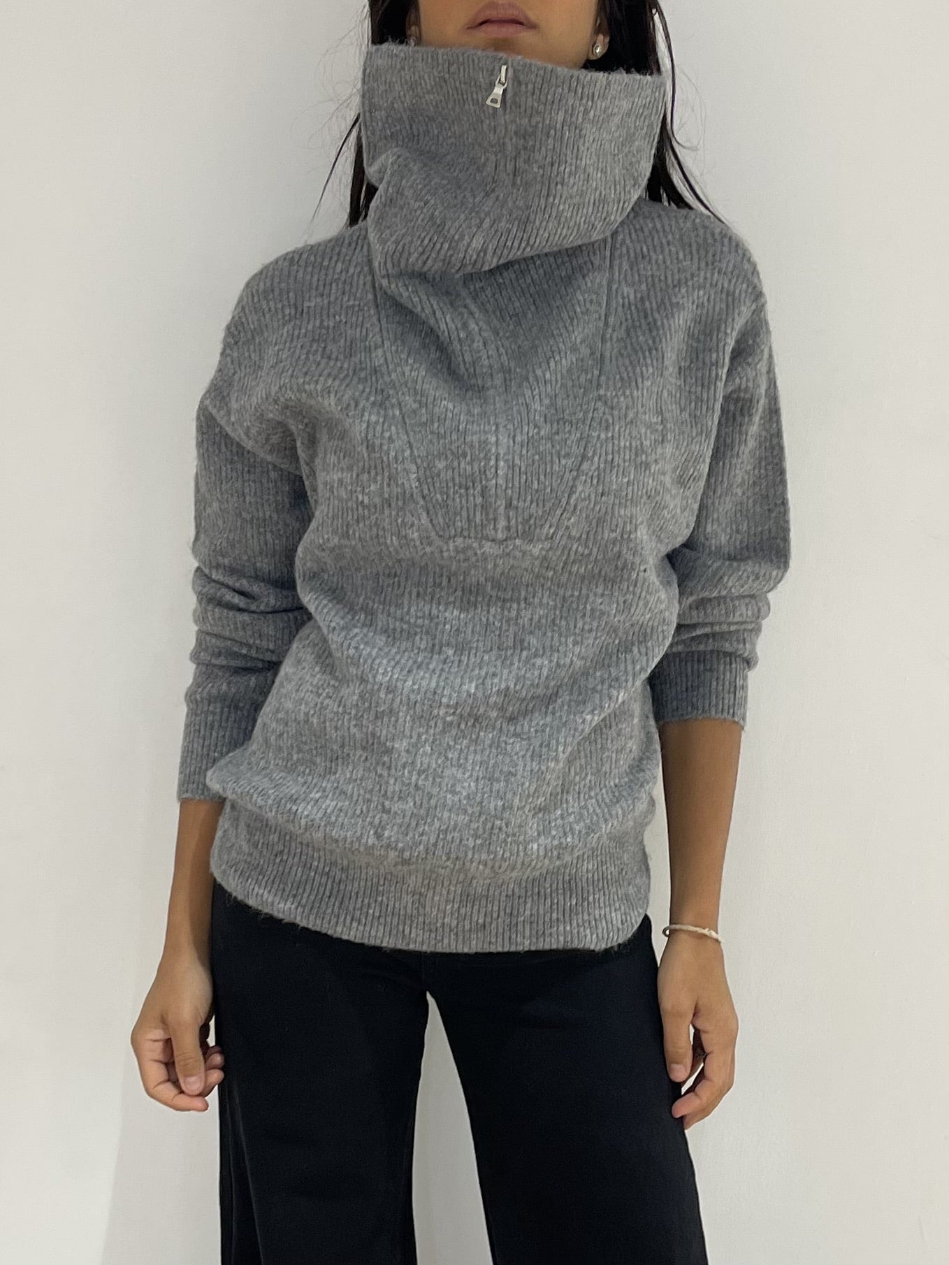 Tenue confortable avec pull à col montant gris en tricot côtelé