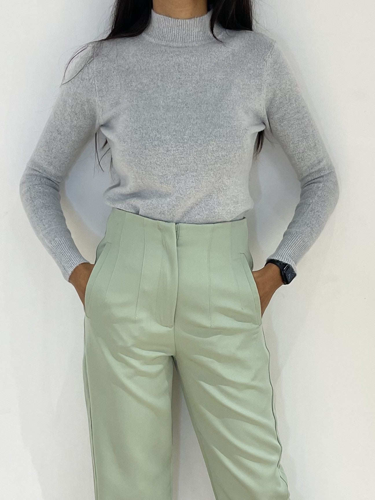 Pull col roulé gris en cachemire et laine pour femme coupe moderne
