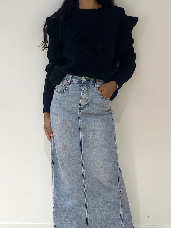Pull noir en maille avec détails froufrou pour une allure moderne
