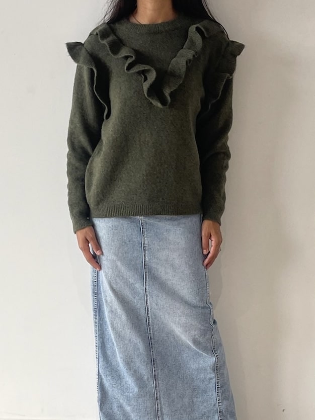Pull confortable en maille verte avec froufrou pour un look décontracté