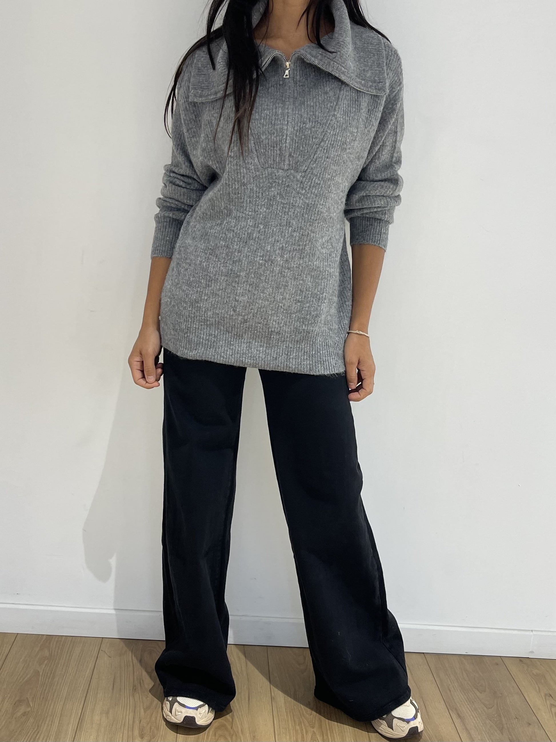 Pull gris à col montant en tricot côtelé pour un look décontracté