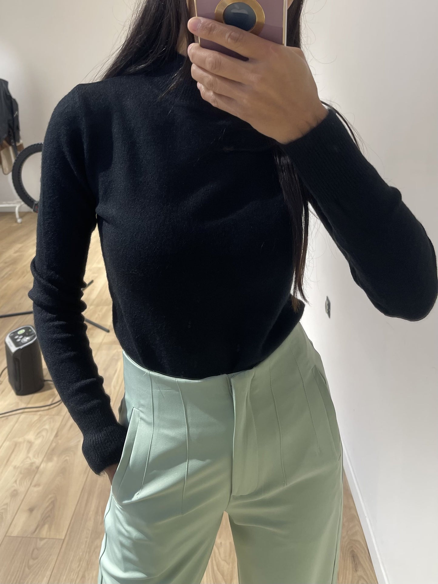 Pull col roulé en cachemire et laine noire pour femme vue de face