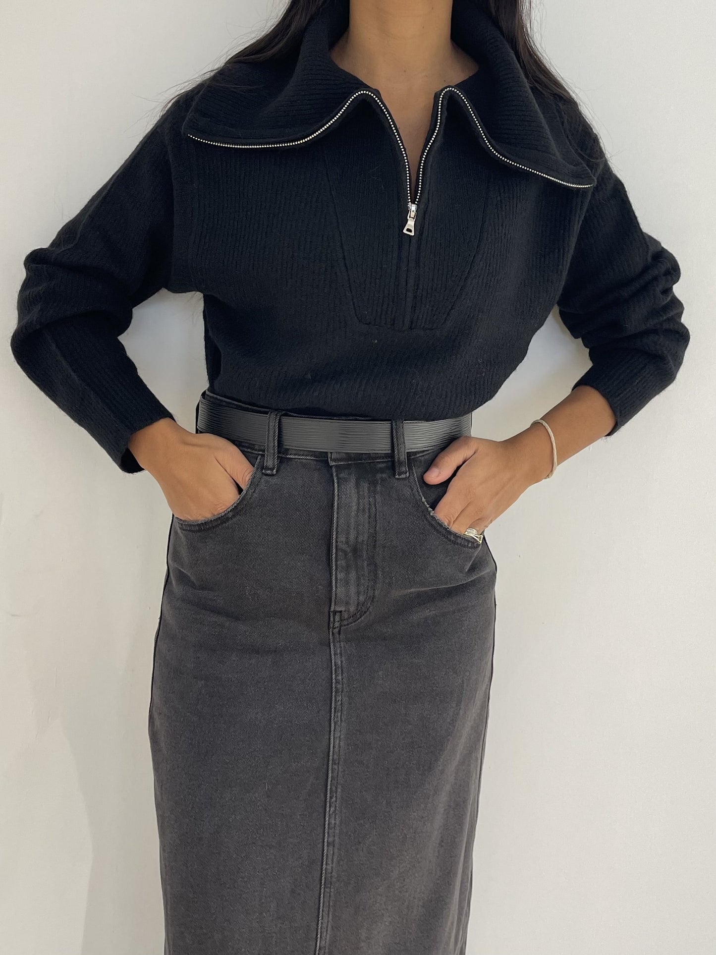 Style élégant avec pull noir à col montant pour femme