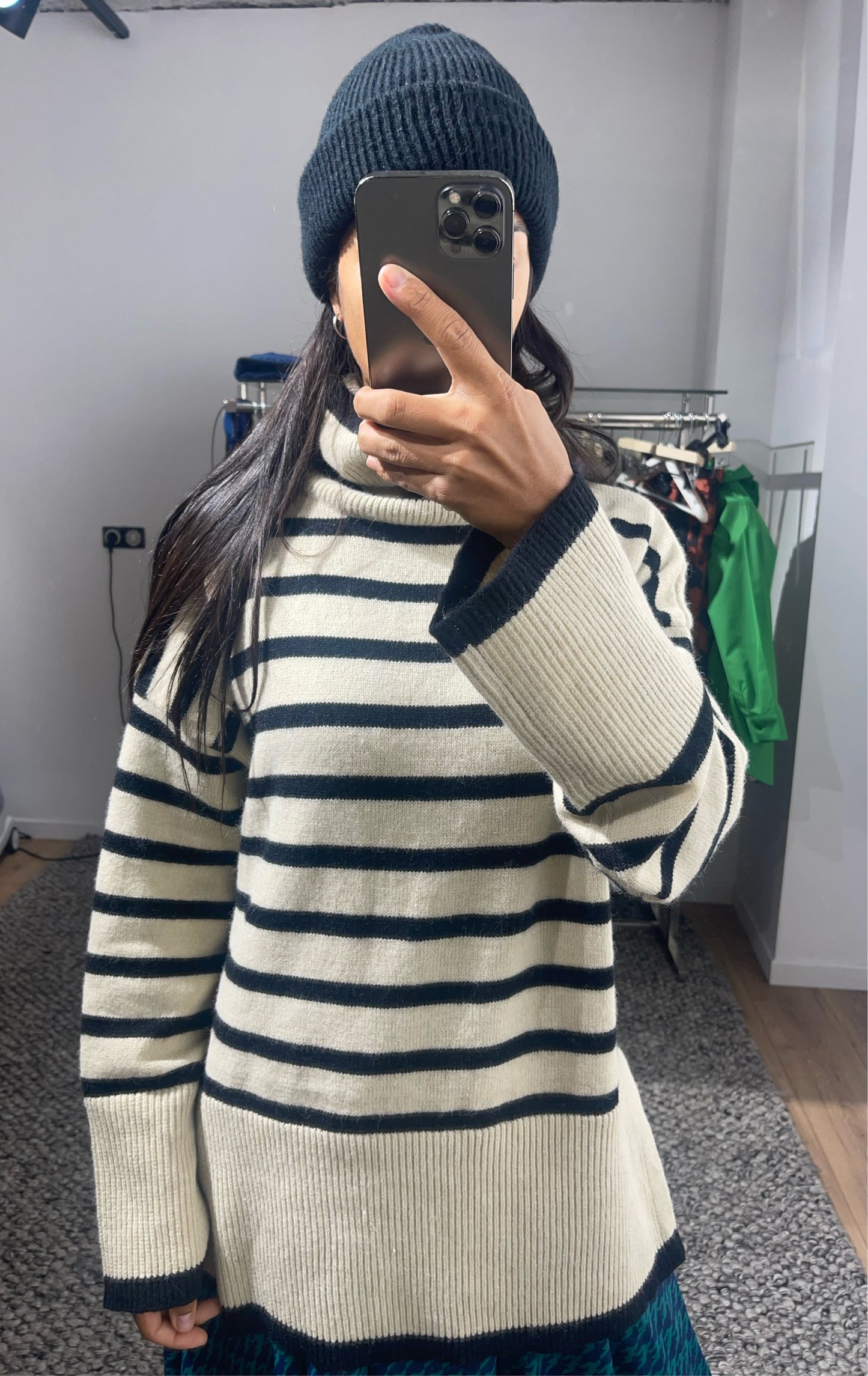 Look hivernal avec pull à rayures crème et marine de Kataparis, prêt-à-porter féminin