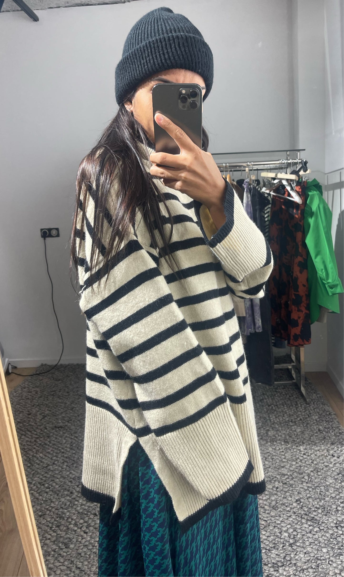 Style décontracté en pull à rayures crème et marine par Kataparis, tenue d'automne femme