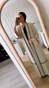 Réflexion miroir d'un kimono femme aux détails noirs