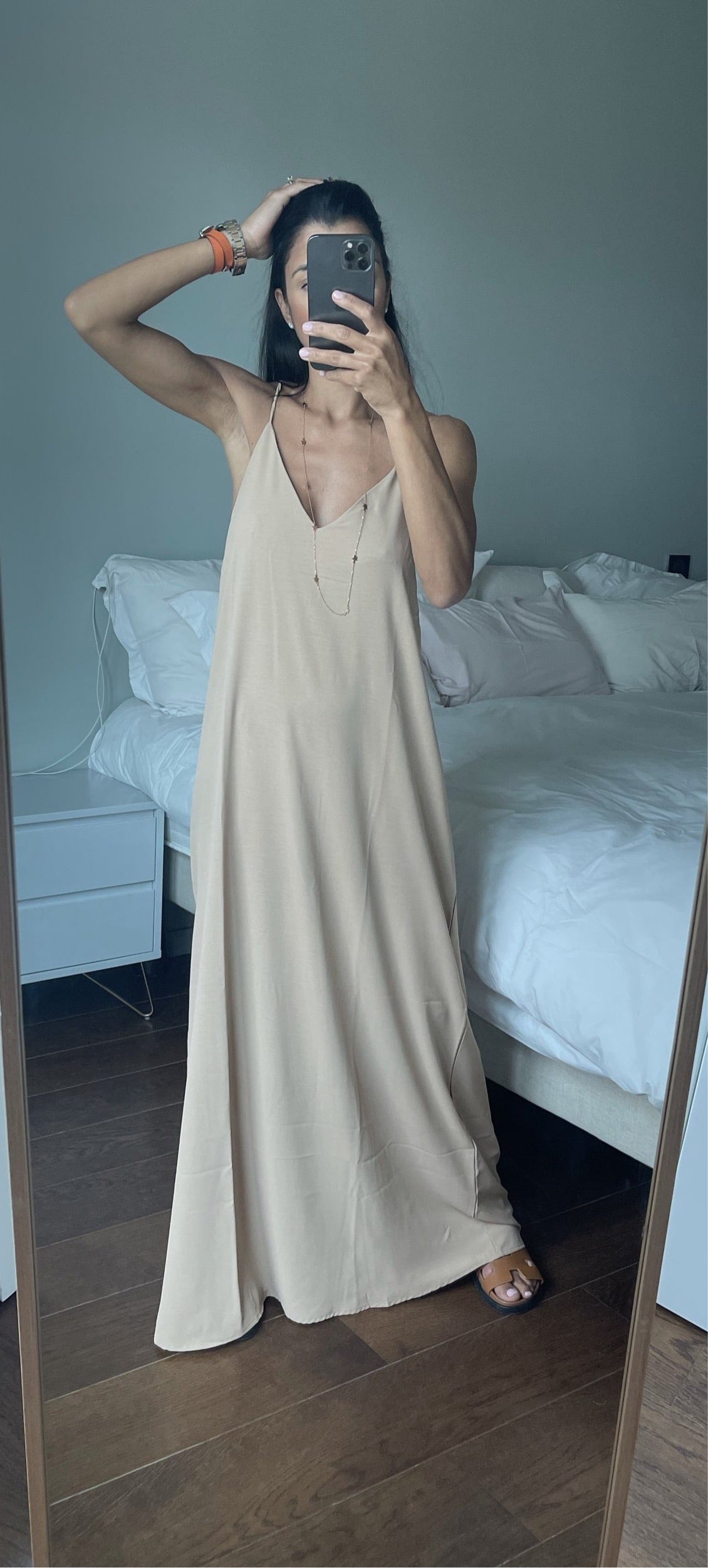 Robe beige longue et évasée, parfait pour une journée d'été.
