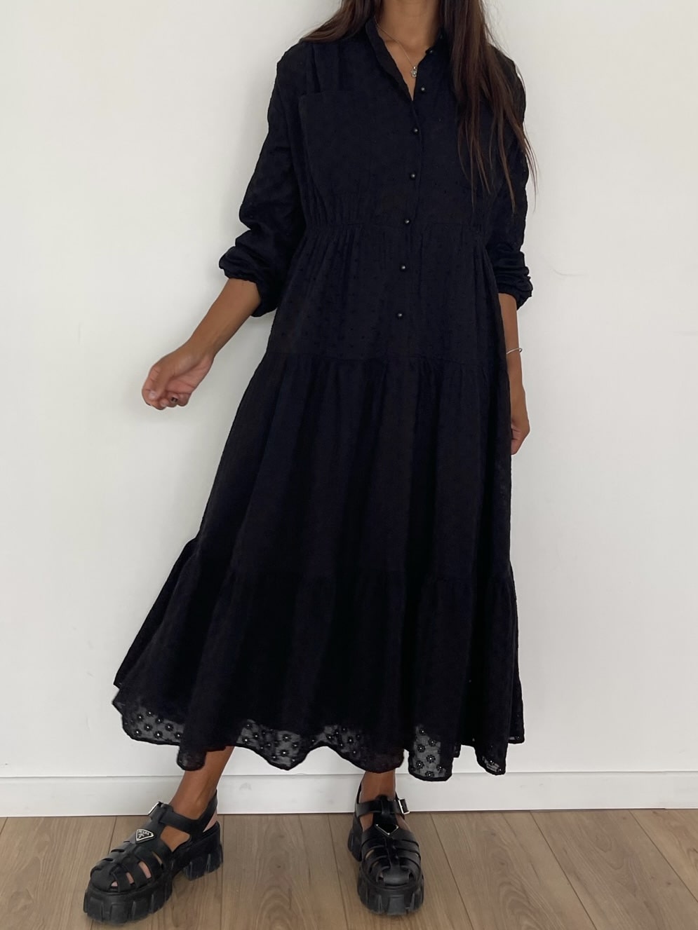 Détails de broderie sur robe coton noir style bohème