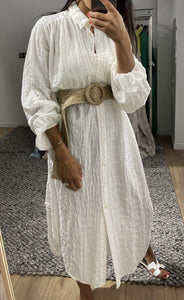 Robe blanche en coton texturé avec ceinture tressée bohème