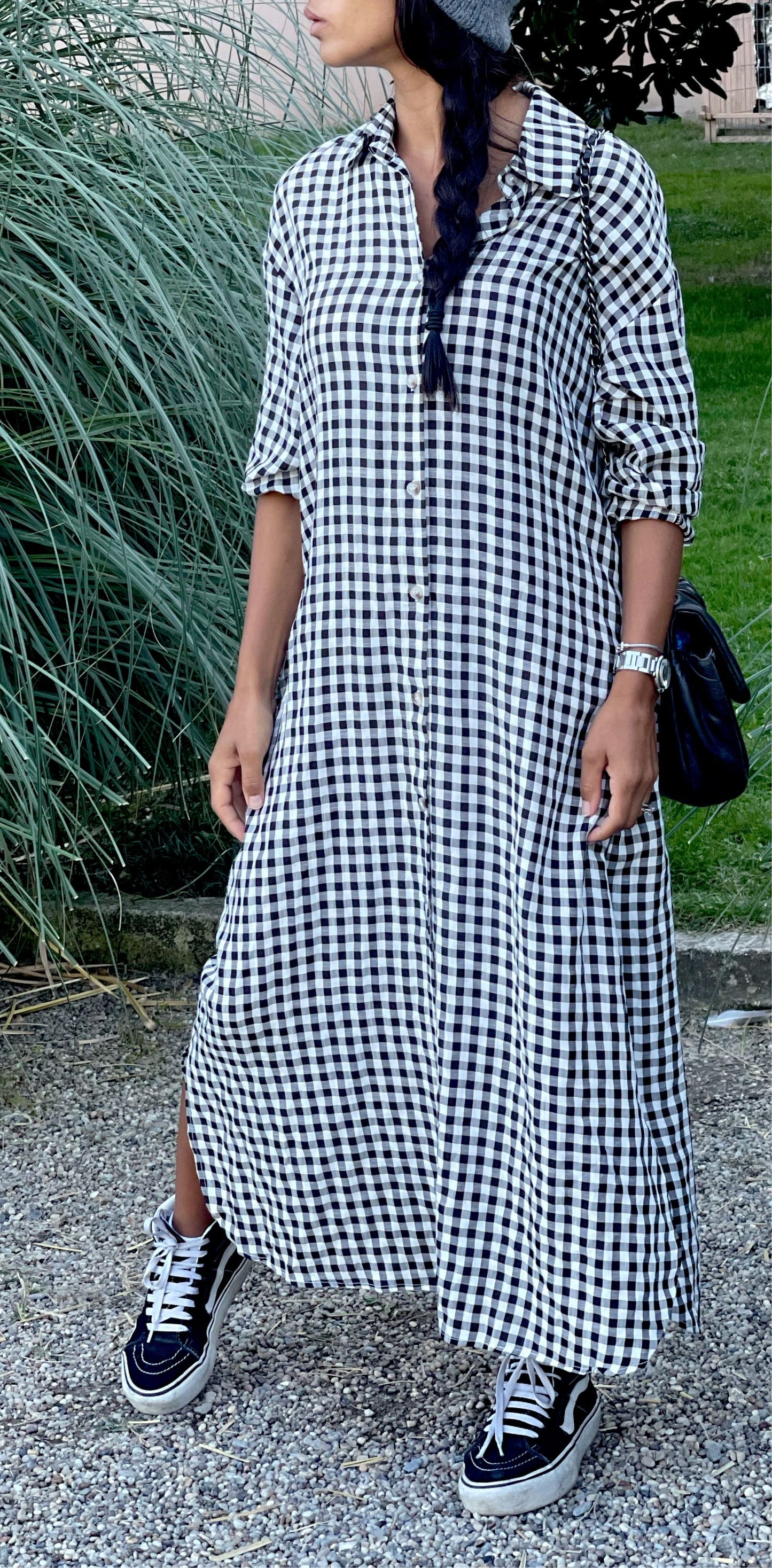 Robe chemise longue à carreaux noir et blanc avec chaussures de sport pour un look urbain.