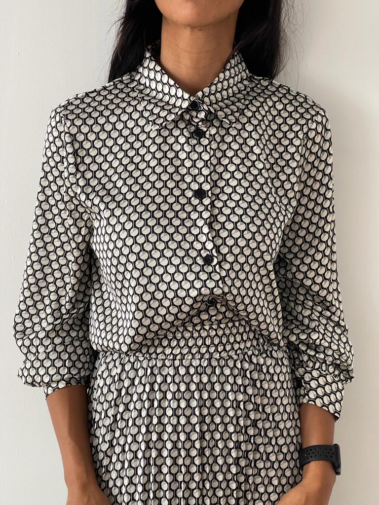Robe chemise noire et blanche à motif géométrique de KataParis