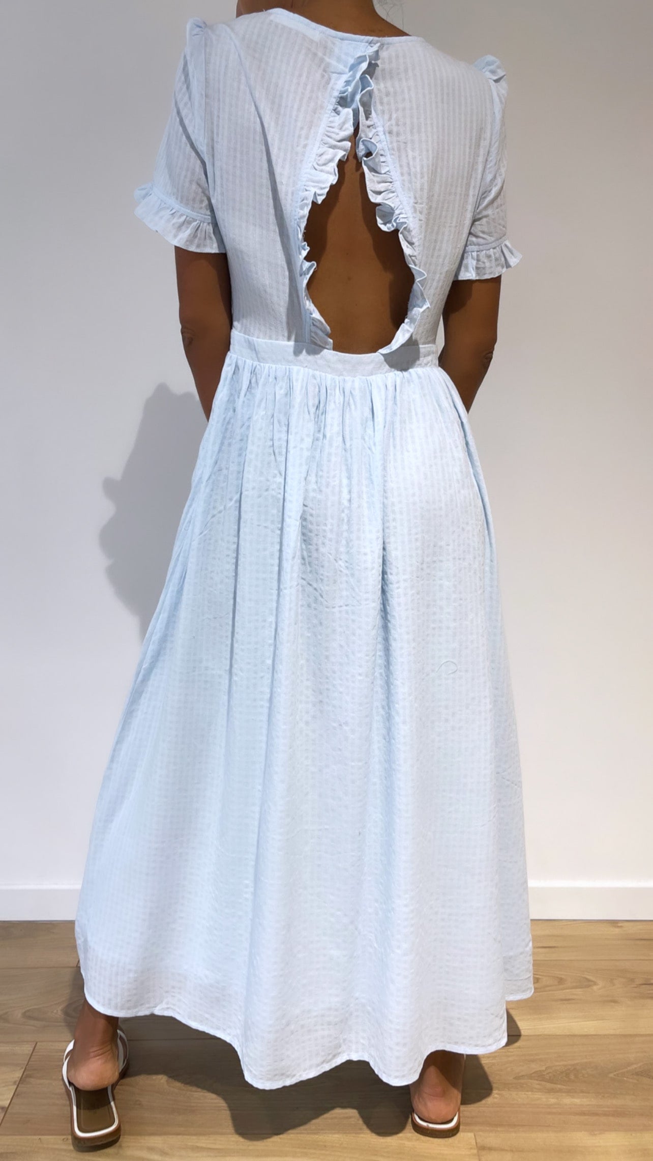 Robe en coton blanc avec détails raffinés au dos