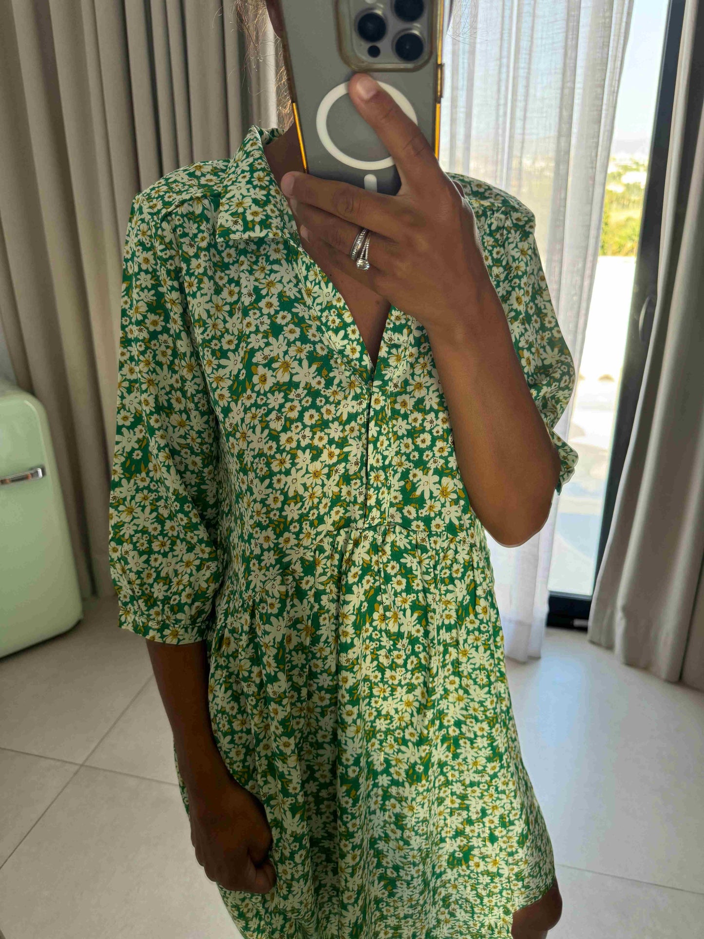 Gros plan d'une femme portant une robe courte fleurie à col, vue de détail