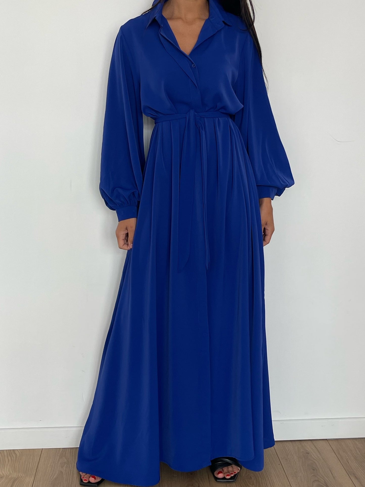 Robe de soirée longue ceinturée en bleu roi majestueuse