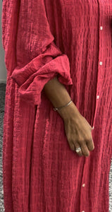 Robe rouge gaufrée avec manches volumineuses