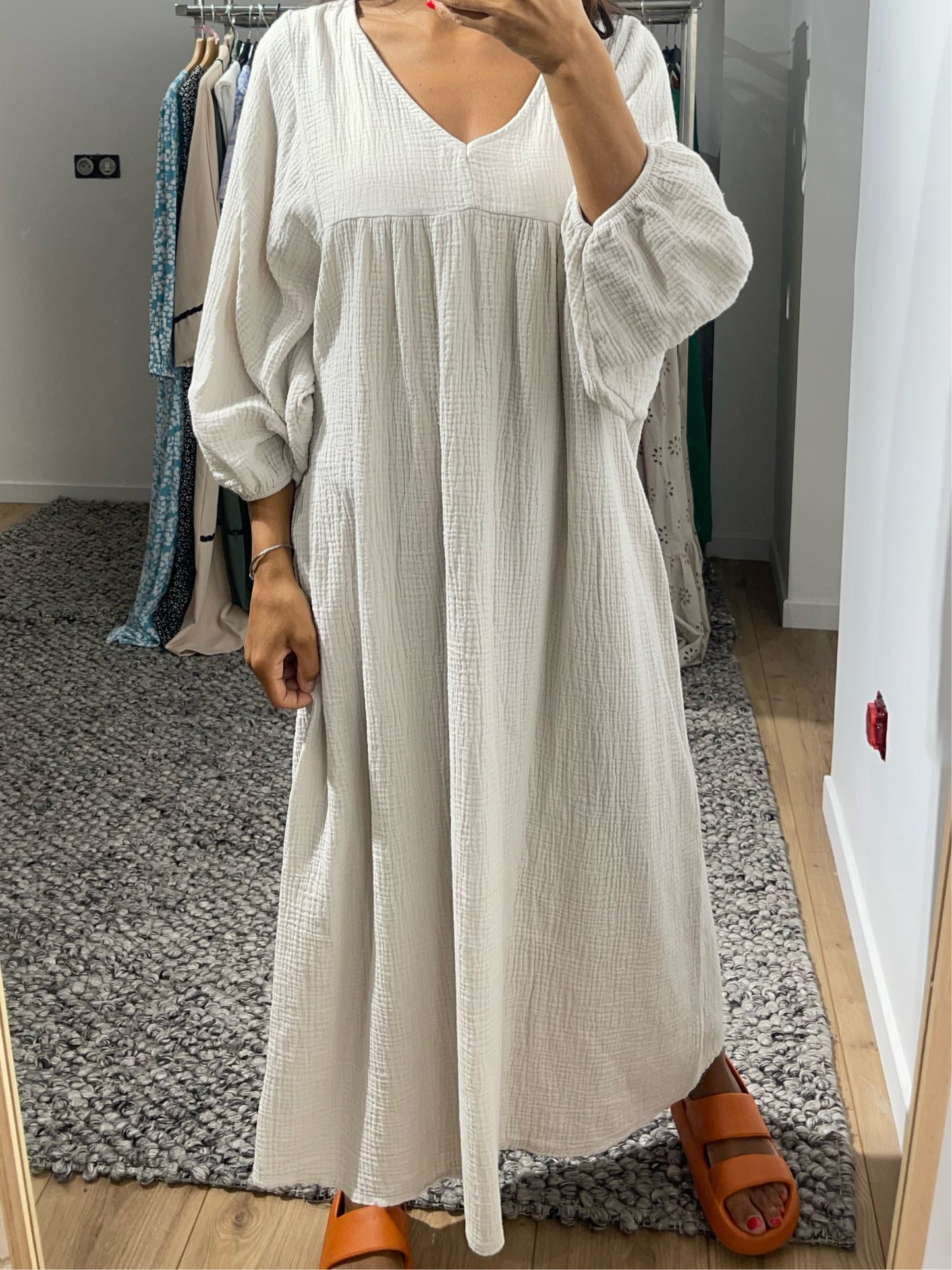 Élégance décontractée avec cette robe en gaze de coton blanc cassé, manches longues