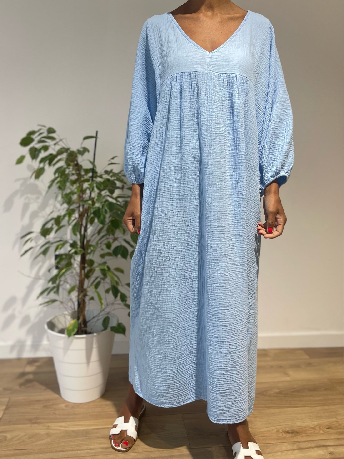 Robe bleu ciel en gaze de coton, simple et aérienne pour un look estival