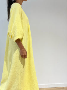 Robe jaune soleil en gaze de coton, légère et parfaite pour l'été