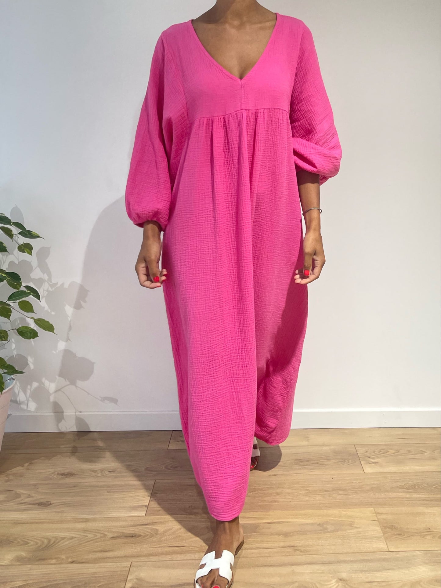 Robe longue en gaze de coton rose avec manches bouffantes et col en V