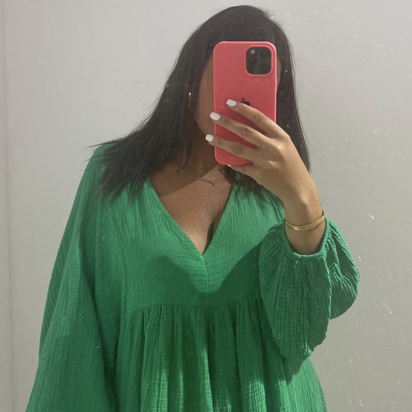 Vert émeraude, cette robe en gaze de coton apporte une touche de fraîcheur