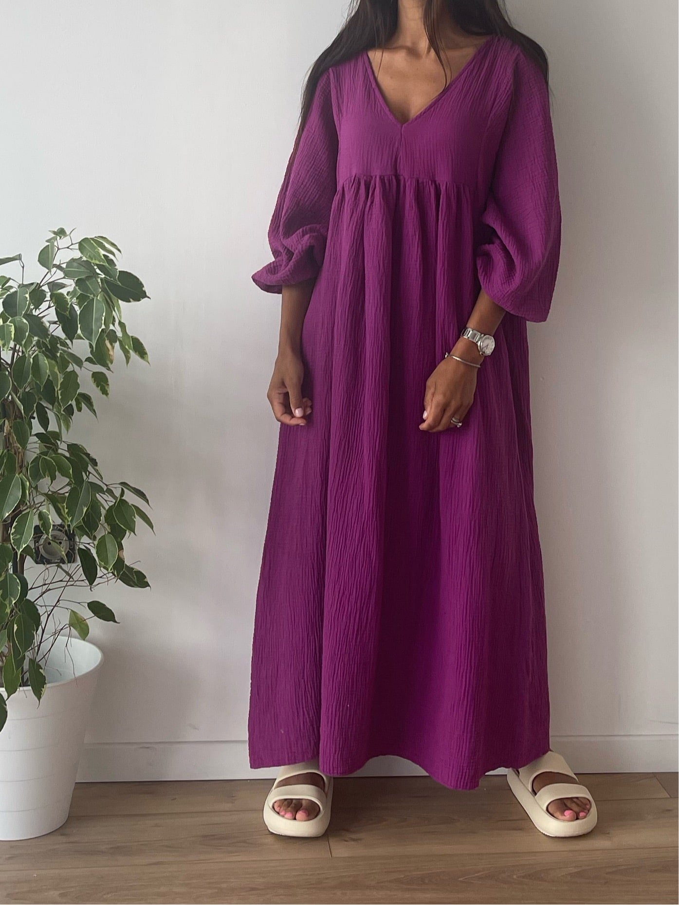 Robe violet intense en gaze de coton avec une silhouette fluide