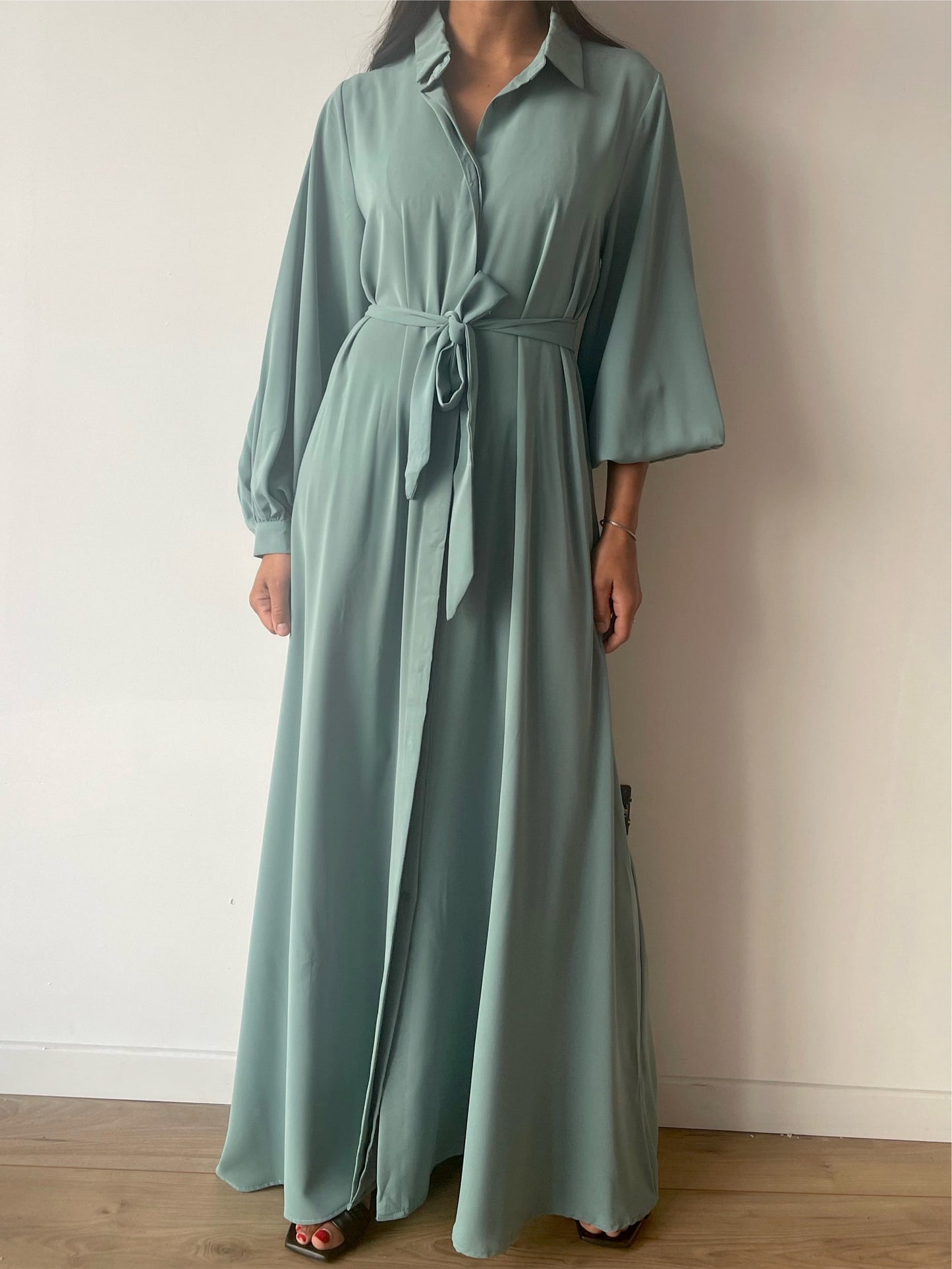 Robe longue de soirée ceinturée couleur menthe aérienne