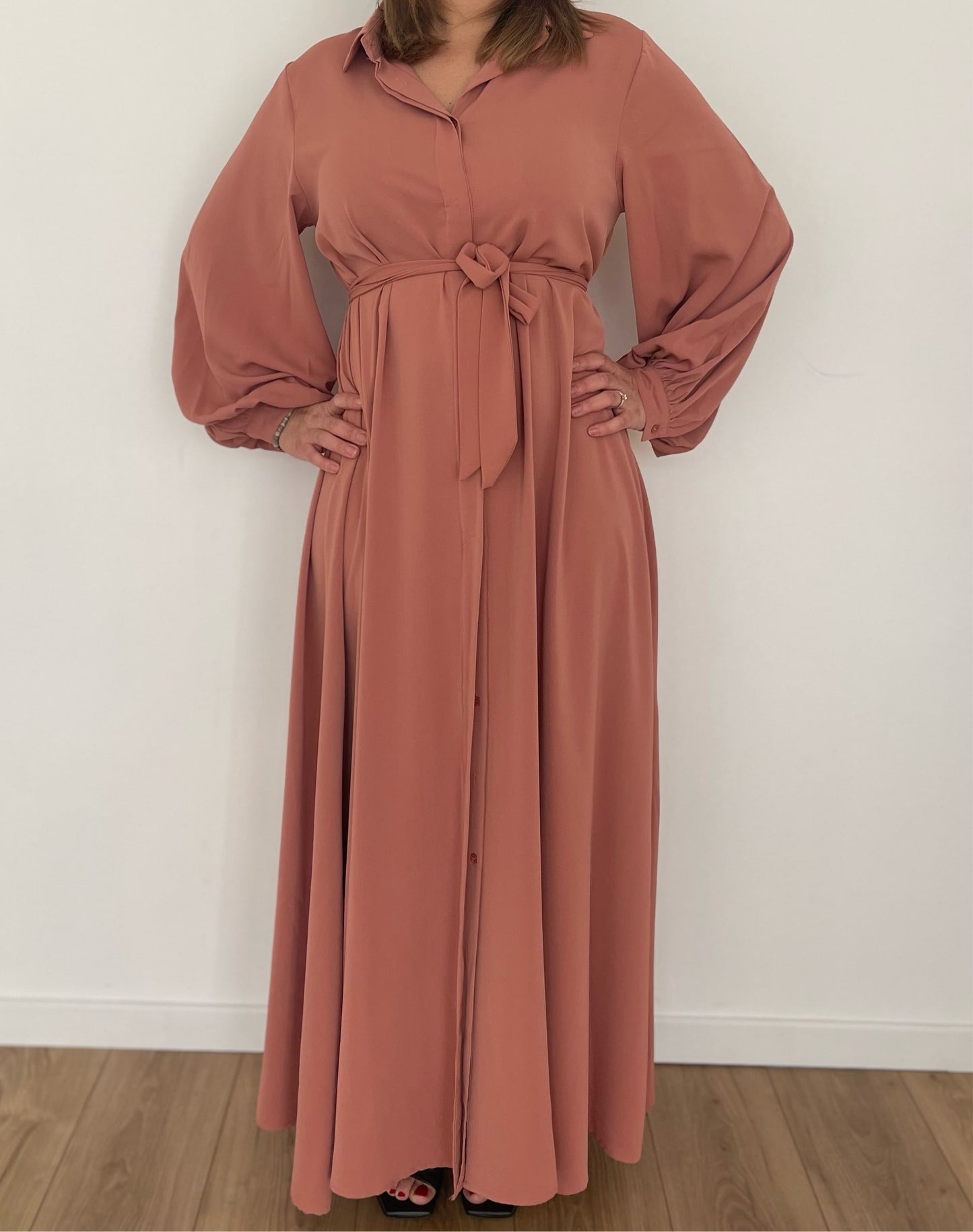 Robe longue de soirée ceinturée en rose poudré raffinée