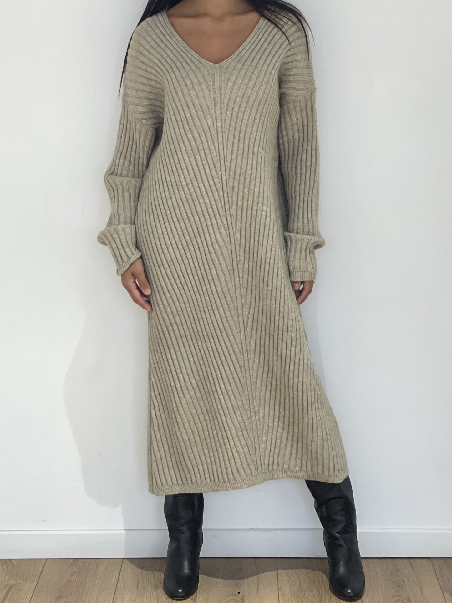 Robe longue en maille beige à col V pour une silhouette féminine