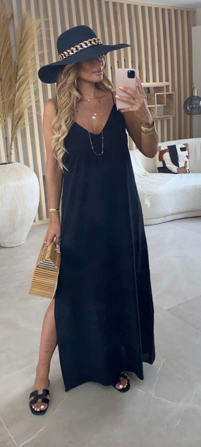 Robe longue noire à bretelles fines dans un style bohème chic.