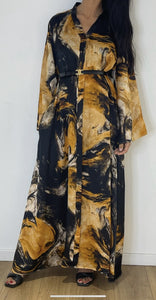 Robe ample tendance noire et dorée avec ceinture pour une touche moderne.
