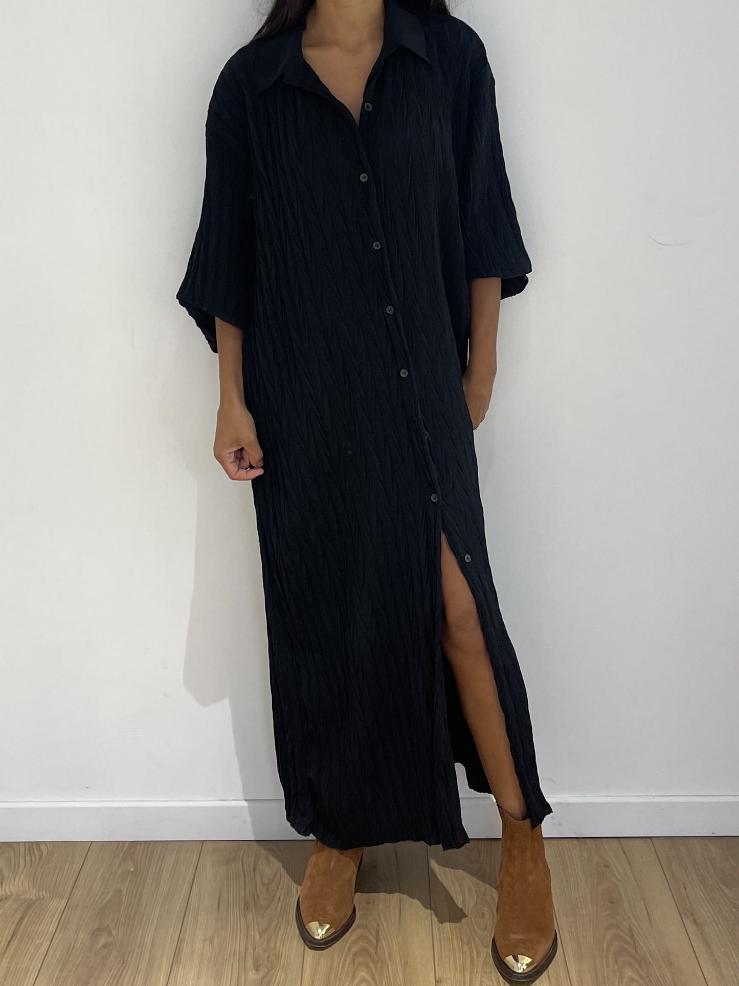 Robe noire plissée avec fente latérale pour un effet mode audacieux
