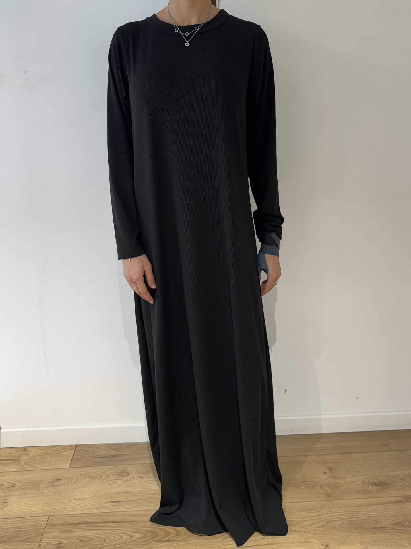 Robe longue noire vintage à col rond et manches longues